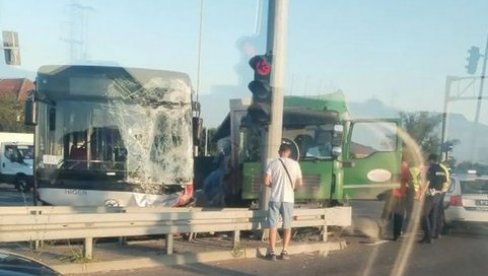 AUTOBUS I KAMION UNIŠTENI, ROBA RASUTA PO PUTU: Prve slike teške nesreće na Pančevačkom putu (FOTO) AUTOBUS I KAMION UNIŠTENI, ROBA RASUTA PO PUTU: Prve slike teške nesreće na Pančevačkom putu (FOTO)