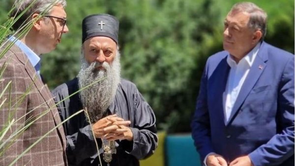 НОВОСТИ САЗНАЈУ Вучић, Додик и патријарх Порфирије у манастиру: Без камера, очи у очи, о најважнијим националним питањима НОВОСТИ САЗНАЈУ Вучић, Додик и патријарх Порфирије у манастиру: Без камера, очи у очи, о најважнијим националним питањима