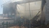 VELIKI POŽAR U DOMAĆINSTVU U SELU KORENITA KOD LOZNICE: Gori štala, izgoreo i nov traktor VELIKI POŽAR U DOMAĆINSTVU U SELU KORENITA KOD LOZNICE: Gori štala, izgoreo i nov traktor
