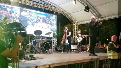 ILINDANSKI KONCERT U PARAĆINU: Publika pevala sa Željkom Samardžićem