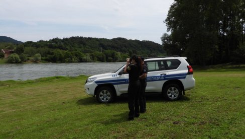 UHAPŠENO PET KRIJUMČARA MIGRANTIMA: Akcija Granične policije BiH u više gradova UHAPŠENO PET KRIJUMČARA MIGRANTIMA: Akcija Granične policije BiH u više gradova
