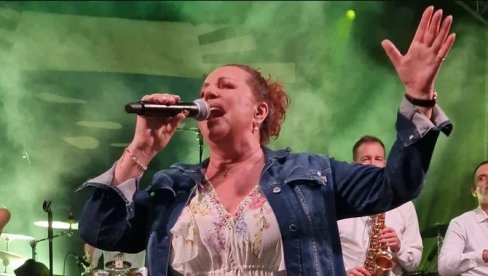 ANA BEKUTA OSTAVILA SVE BEZ TEKSTA: Pevačica nastupila na Gročanskim svečanostima (FOTO) ANA BEKUTA OSTAVILA SVE BEZ TEKSTA: Pevačica nastupila na Gročanskim svečanostima (FOTO)