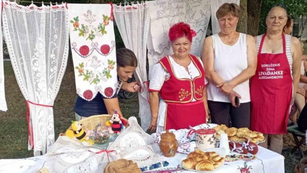 ИЛИНСКИ ДАНИ У СЕЛУ АЛЕКСАНДРОВО: Традииција окупила мештане из целог Баната (ФОТО) ИЛИНСКИ ДАНИ У СЕЛУ АЛЕКСАНДРОВО: Традииција окупила мештане из целог Баната (ФОТО)