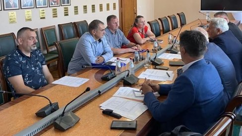 Radnici kompanije Srbija Kargo odlažu protest posle razgovora sa ministrom Vesićem Radnici kompanije Srbija Kargo odlažu protest posle razgovora sa ministrom Vesićem