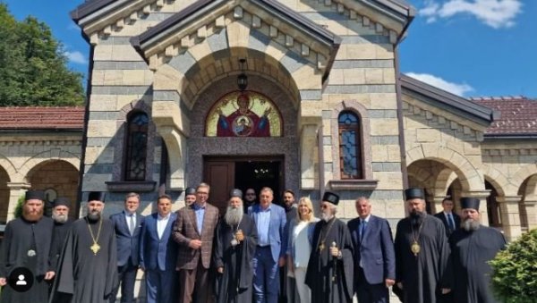 ХВАЛА ВАМ, ВАША СВЕТОСТИ Вучић на Инстаграму: Увек мудре и благе речи Патријарха Порфирија - уједињују, окупљају и духовно окрепљују ХВАЛА ВАМ, ВАША СВЕТОСТИ Вучић на Инстаграму: Увек мудре и благе речи Патријарха Порфирија - уједињују, окупљају и духовно окрепљују