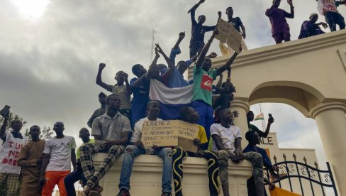 NIGER NA NOGAMA: Masovne demonstracije za povlačenje francuskih trupa iz zemlje (VIDEO)