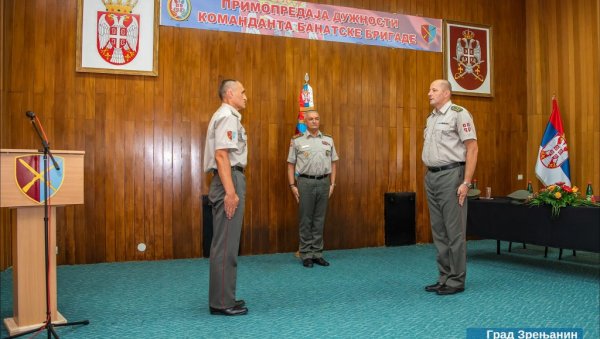 КАСАРНА ПУНА ЉУДИ И ЗВАНИЦА: Банатска бригада добила новог команданта (ФОТО) КАСАРНА ПУНА ЉУДИ И ЗВАНИЦА: Банатска бригада добила новог команданта (ФОТО)