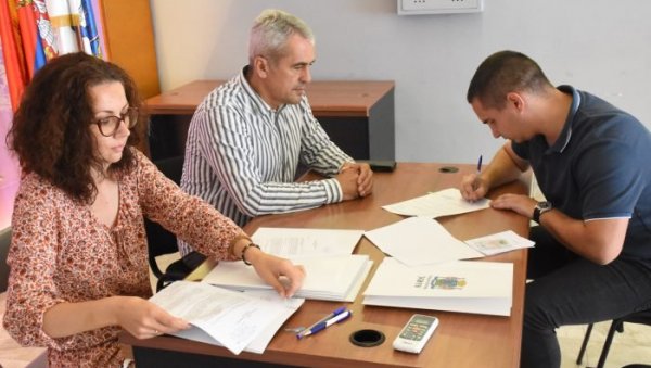 ГРАЂЕВИНСКИ МАТЕРИЈАЛ ЗА ДЕВЕТ ПОРОДИЦА: Потписани уговори у Општини Земун за помоћ избеглим лицима ГРАЂЕВИНСКИ МАТЕРИЈАЛ ЗА ДЕВЕТ ПОРОДИЦА: Потписани уговори у Општини Земун за помоћ избеглим лицима