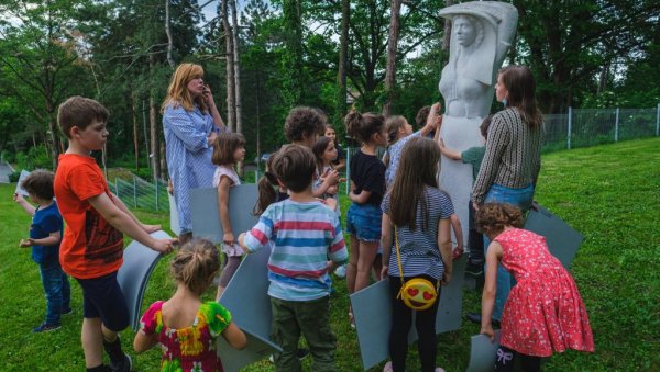 РАДИОНИЦА ЗА ДЕЦУ У МУЗЕЈУ ЈУГОСЛАВИЈЕ: Оживљавање скулптура из парка РАДИОНИЦА ЗА ДЕЦУ У МУЗЕЈУ ЈУГОСЛАВИЈЕ: Оживљавање скулптура из парка
