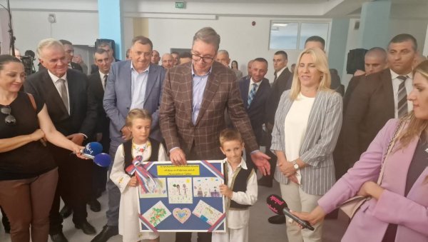 ОБРАДОВАЛИ ПРЕДСЕДНИКА ПОКЛОНОМ: Насмејани малишани у Српцу отпевали Вучићу песму Ми смо деца неба ОБРАДОВАЛИ ПРЕДСЕДНИКА ПОКЛОНОМ: Насмејани малишани у Српцу отпевали Вучићу песму Ми смо деца неба