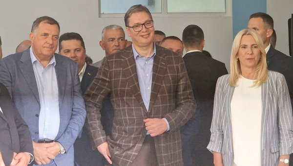 ВУЧИЋ ТОКОМ ПОСЕТЕ РС: Један смо народ, са обе стране Дрине, морамо да будемо једни уз друге ВУЧИЋ ТОКОМ ПОСЕТЕ РС: Један смо народ, са обе стране Дрине, морамо да будемо једни уз друге