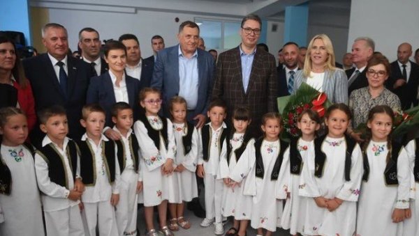 ВУЧИЋ ОДУШЕВЉЕН ДЕЦОМ У СРПСКОЈ: Срце ми је пуно када вас видим оволико овде... (ФОТО) ВУЧИЋ ОДУШЕВЉЕН ДЕЦОМ У СРПСКОЈ: Срце ми је пуно када вас видим оволико овде... (ФОТО)