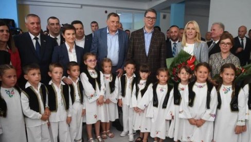 VUČIĆ ODUŠEVLJEN DECOM U SRPSKOJ: Srce mi je puno kada vas vidim ovoliko ovde... (FOTO)