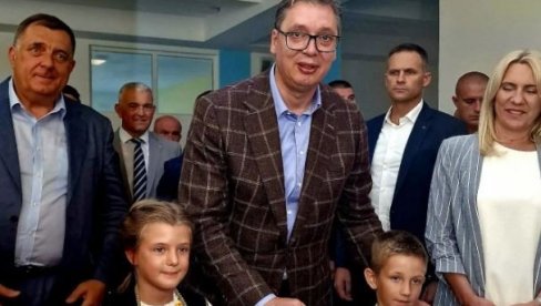 ВУЧИЋ ИЗ СРПЦА: Србија у тешким тренуцима не може, нема право, и неће да окрене леђа Републици Српској (ВИДЕО) ВУЧИЋ ИЗ СРПЦА: Србија у тешким тренуцима не може, нема право, и неће да окрене леђа Републици Српској (ВИДЕО)