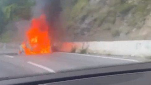 AUTOMOBIL SAV U PLAMENU: Vozilo u potpunosti izgorelo u blizini Novog Pazara (VIDEO) AUTOMOBIL SAV U PLAMENU: Vozilo u potpunosti izgorelo u blizini Novog Pazara (VIDEO)