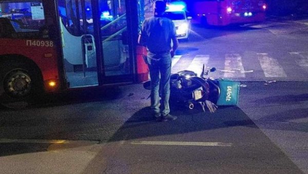 ОБОРЕН МОТОЦИКЛИСТА У ЦЕНТРУ БЕОГРАДА. Превезен хитно у болницу ОБОРЕН МОТОЦИКЛИСТА У ЦЕНТРУ БЕОГРАДА. Превезен хитно у болницу