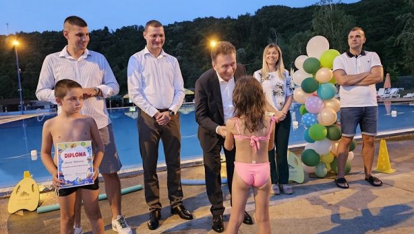 ДА СЕ НАВИКНУ НА ЗДРАВ СТИЛ ЖИВОТА: Завршена школа пливања у Угљевику ДА СЕ НАВИКНУ НА ЗДРАВ СТИЛ ЖИВОТА: Завршена школа пливања у Угљевику