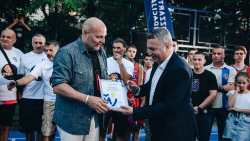 ZA “MIR U GLAVI I VATRU U SRCU” BUDUĆIH ASOVA: Fondacija Mozzart otvorila teren Saletu Đorđeviću ZA “MIR U GLAVI I VATRU U SRCU” BUDUĆIH ASOVA: Fondacija Mozzart otvorila teren Saletu Đorđeviću