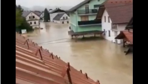 DRAMATIČNI PRIZORI IZ SLOVENIJE: Kuće pod vodom - bujica nosi sve pred sobom (VIDEO)