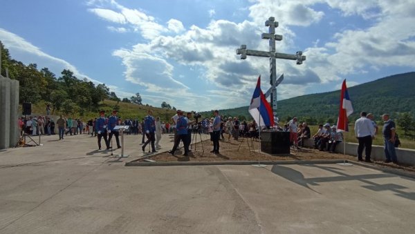 КРАЈИШНИЦИ СТИЖУ НА ПЕТРОВАЧКУ ЦЕСТУ: Почаст страдалима на месту где је хрватска авијација бомбардовала српске избегличке колоне КРАЈИШНИЦИ СТИЖУ НА ПЕТРОВАЧКУ ЦЕСТУ: Почаст страдалима на месту где је хрватска авијација бомбардовала српске избегличке колоне
