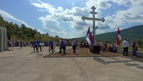 KRAJIŠNICI STIŽU NA PETROVAČKU CESTU: Počast stradalima na mestu gde je hrvatska avijacija bombardovala srpske izbegličke kolone KRAJIŠNICI STIŽU NA PETROVAČKU CESTU: Počast stradalima na mestu gde je hrvatska avijacija bombardovala srpske izbegličke kolone