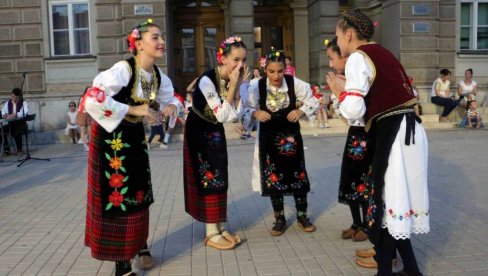 BOGATO KULTURNO LETO U SMEDEREVU: Narodne igre oduševile publiku na gradskom trgu