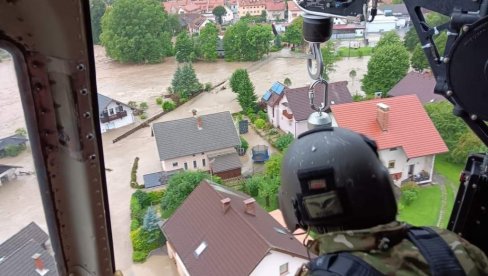 VOJSKA SPASAVA LJUDE OD VODENE BUJICE U SLOVENIJI: Situacija u Škofji Loki na ivici humanitarne katastrofe (FOTO)