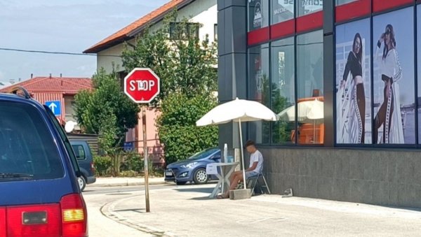 ПРОДАЈОМ ЛИМУНАДЕ ДО ЛАПТОПА: Прича о вредном дечаку Илији из Источног Сарајева мотивисала добре људе ПРОДАЈОМ ЛИМУНАДЕ ДО ЛАПТОПА: Прича о вредном дечаку Илији из Источног Сарајева мотивисала добре људе