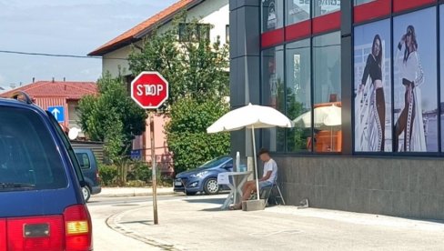 PRODAJOM LIMUNADE DO LAPTOPA: Priča o vrednom dečaku Iliji iz Istočnog Sarajeva motivisala dobre ljude PRODAJOM LIMUNADE DO LAPTOPA: Priča o vrednom dečaku Iliji iz Istočnog Sarajeva motivisala dobre ljude