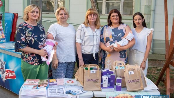 ПОМОЋ БУДУЋИМ РОДИТЕЉИМА: Светска недеља дојења обележена кроз практичне савете у Зрењанину (ФОТО) ПОМОЋ БУДУЋИМ РОДИТЕЉИМА: Светска недеља дојења обележена кроз практичне савете у Зрењанину (ФОТО)