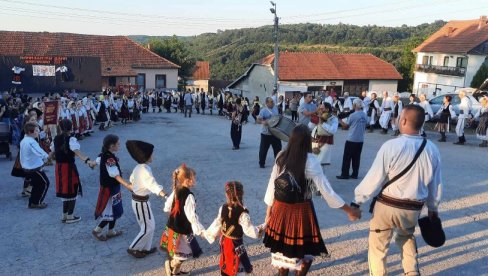 RIZNICA FOLKLORA: Održani 18. „Ilindanski dani“ u Šipikovu RIZNICA FOLKLORA: Održani 18. „Ilindanski dani“ u Šipikovu