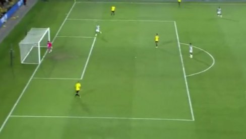 DA ČOVEK ZAPLAČE... OD SMEHA: Kakav autogol, ovoga nema ni u video-igricama (VIDEO) DA ČOVEK ZAPLAČE... OD SMEHA: Kakav autogol, ovoga nema ni u video-igricama (VIDEO)