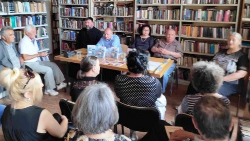 ŽIVI SEĆANJE NA GENERALA GOJKOVIĆA: Promocija knjige Mladena Stevića u paraćinskoj biblioteci (FOTO) ŽIVI SEĆANJE NA GENERALA GOJKOVIĆA: Promocija knjige Mladena Stevića u paraćinskoj biblioteci (FOTO)