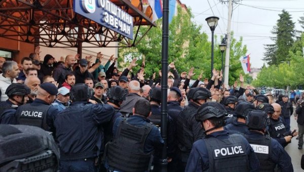 У ОКРУЖЕЊУ МИЛИОН СРБА МАЊЕ: Петнаести годишњи извештај Напредног клуба показао да је положај наших сународника погоршан У ОКРУЖЕЊУ МИЛИОН СРБА МАЊЕ: Петнаести годишњи извештај Напредног клуба показао да је положај наших сународника погоршан