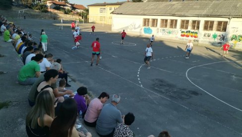 IGRALI FUDBAL U ZNAK SEĆANJA NA COCKETA: U Vranju održana humanitarna utakmica, novac prikupljen za lečenje sugrađanke IGRALI FUDBAL U ZNAK SEĆANJA NA COCKETA: U Vranju održana humanitarna utakmica, novac prikupljen za lečenje sugrađanke