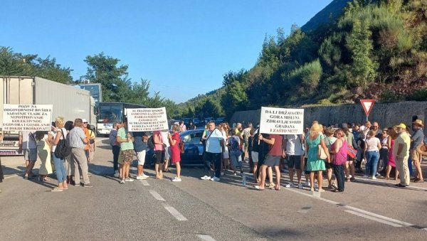 РАДНИЦИМА УПЛАЋЕНА ЈЕДНА ЗАРАДА: Запослени у Институту Игало нису одустали од блокаде границе са Хрватском РАДНИЦИМА УПЛАЋЕНА ЈЕДНА ЗАРАДА: Запослени у Институту Игало нису одустали од блокаде границе са Хрватском
