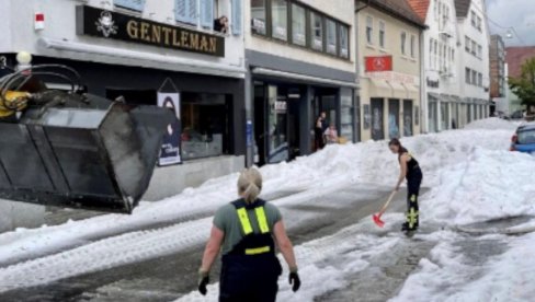 MAŠINE ZA SNEG RADILE USRED LETA U NEMAČKOJ: Grad napadao 30 centimetara, sve izgledalo kao tokom zime (VIDEO) MAŠINE ZA SNEG RADILE USRED LETA U NEMAČKOJ: Grad napadao 30 centimetara, sve izgledalo kao tokom zime (VIDEO)