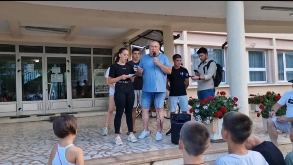 СРАМНО ПОНАШАЊЕ ОПОЗИЦИЈЕ У БАЧКОЈ ПАЛАНЦИ: Брутално извиждана сестра трагично преминулог дечака СРАМНО ПОНАШАЊЕ ОПОЗИЦИЈЕ У БАЧКОЈ ПАЛАНЦИ: Брутално извиждана сестра трагично преминулог дечака
