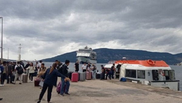 СИГУРНА ЛУКА: Уместо да уплове у Котор невреме усидрило крузере у Зеленици СИГУРНА ЛУКА: Уместо да уплове у Котор невреме усидрило крузере у Зеленици
