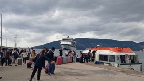 СИГУРНА ЛУКА: Уместо да уплове у Котор невреме усидрило крузере у Зеленици СИГУРНА ЛУКА: Уместо да уплове у Котор невреме усидрило крузере у Зеленици