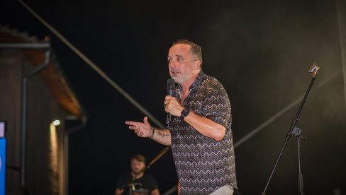 TONI CETINSKI O ZABRANI SRPSKIM PEVAČIMA DA NASTUPAJU U HRVATSKOJ: Političari hoće da nas zavade TONI CETINSKI O ZABRANI SRPSKIM PEVAČIMA DA NASTUPAJU U HRVATSKOJ: Političari hoće da nas zavade
