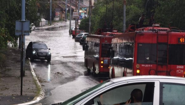 МЕТЕОАЛАРМИ НИКАКО ДА СЕ УГАСЕ, РХМЗ СЕ ОГЛАСИО И ОВОГ ЈУТРА: Ево хоћемо ли се крити од грмљавине и пљускова за викенд МЕТЕОАЛАРМИ НИКАКО ДА СЕ УГАСЕ, РХМЗ СЕ ОГЛАСИО И ОВОГ ЈУТРА: Ево хоћемо ли се крити од грмљавине и пљускова за викенд