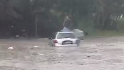 NISU ZNALI ŠTA IH JE SNAŠLO: Automobili zaglavljeni u bujici na beogradskim ulicama, vozači izašli na krovove (VIDEO)