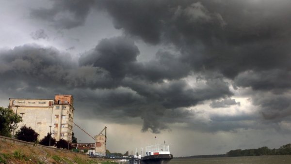 НАЈНОВИЈЕ УПОЗОРЕЊЕ РХМЗ-а Облак се премешта, у наредна два сата пљусак ће се сручити у ове делове Србије: Упаљен аларм и због грмљавине НАЈНОВИЈЕ УПОЗОРЕЊЕ РХМЗ-а Облак се премешта, у наредна два сата пљусак ће се сручити у ове делове Србије: Упаљен аларм и због грмљавине