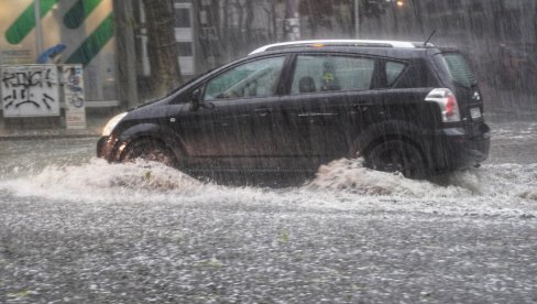 PUCAJU GROMOVI, MUNJE SEVAJU: Beograd je već na udaru snažnog nevremena, pljusak pada nezaustavljivom jačinom, ljudi beže po ulicama (VIDEO)