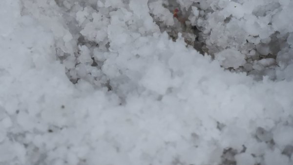 ПАЛО ВИШЕ ОД 20 ЦЕНТИМЕТАРА ЛЕДА: Сплит погодило снажно невреме (ВИДЕО) ПАЛО ВИШЕ ОД 20 ЦЕНТИМЕТАРА ЛЕДА: Сплит погодило снажно невреме (ВИДЕО)