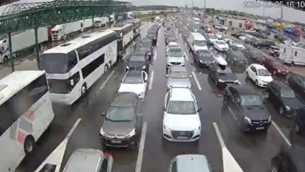 ПУТНИЦИ ЧЕКАЈУ У КОЛОНИ И ДО ТРИ САТА: Ево на којим прелазима су највеће гужве ПУТНИЦИ ЧЕКАЈУ У КОЛОНИ И ДО ТРИ САТА: Ево на којим прелазима су највеће гужве