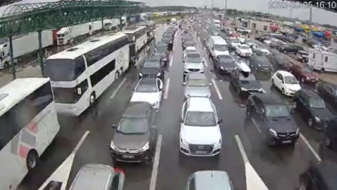 PUTNICI ČEKAJU U KOLONI I DO TRI SATA: Evo na kojim prelazima su najveće gužve PUTNICI ČEKAJU U KOLONI I DO TRI SATA: Evo na kojim prelazima su najveće gužve