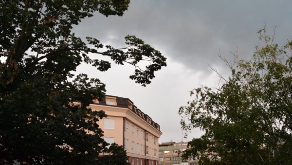 ОЛУЈА УДАРИЛА НА КРУШЕВАЦ: Пуцају громови, јака киша праћена градом (ВИДЕО) ОЛУЈА УДАРИЛА НА КРУШЕВАЦ: Пуцају громови, јака киша праћена градом (ВИДЕО)