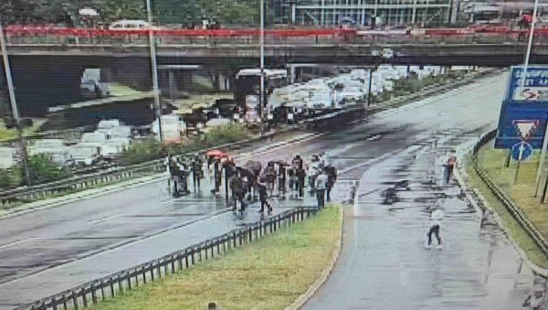 ЊИХ 20 МАЛТРЕТИРА И УНИШТАВА ЦЕЛУ ДРЖАВУ: Блокиран саобраћај на мосту Газела (ФОТО) ЊИХ 20 МАЛТРЕТИРА И УНИШТАВА ЦЕЛУ ДРЖАВУ: Блокиран саобраћај на мосту Газела (ФОТО)